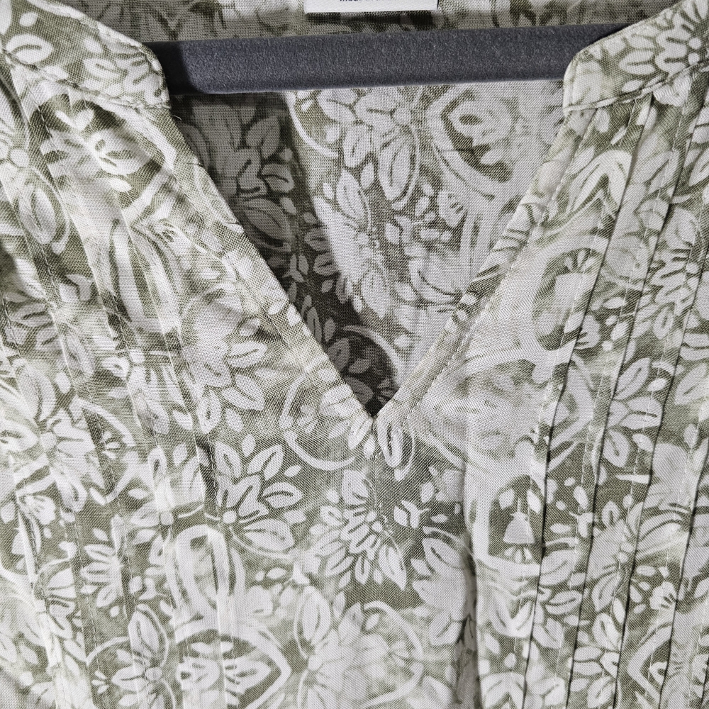 Croft & Barrow Green and White Floral Blouse - Picture 3 of 3